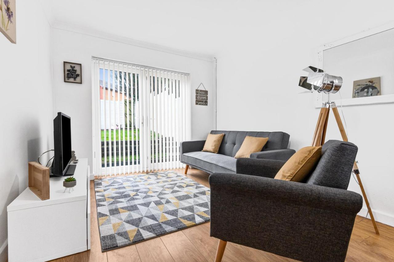 Off Road Parking, Garden, Tv'S In Bedrooms Morriston Exterior photo