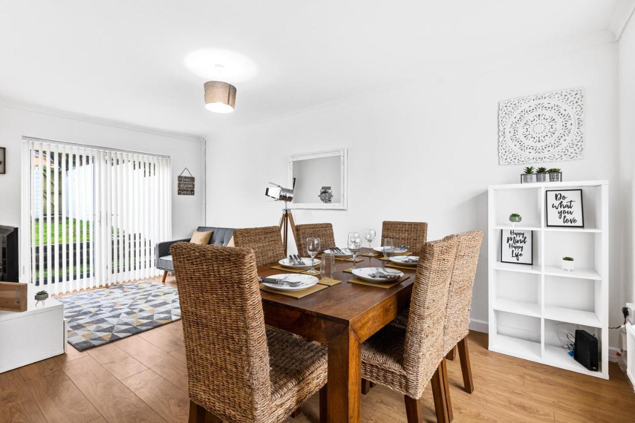 Off Road Parking, Garden, Tv'S In Bedrooms Morriston Exterior photo