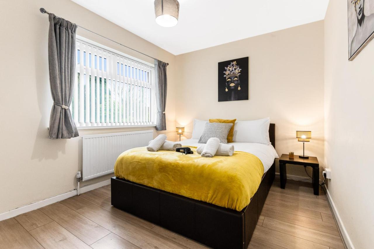 Off Road Parking, Garden, Tv'S In Bedrooms Morriston Exterior photo
