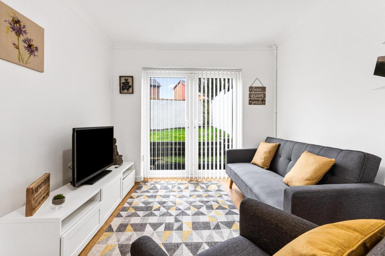 Off Road Parking, Garden, Tv'S In Bedrooms Morriston Exterior photo